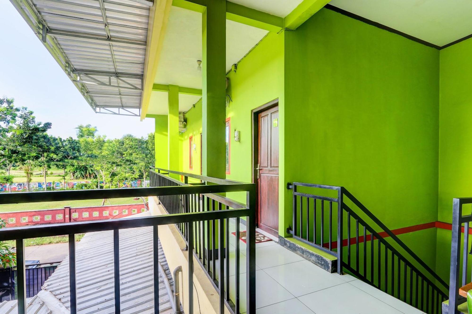 Hotel Oyo 92467 Cahyo Kost 1 Semarang Exterior foto